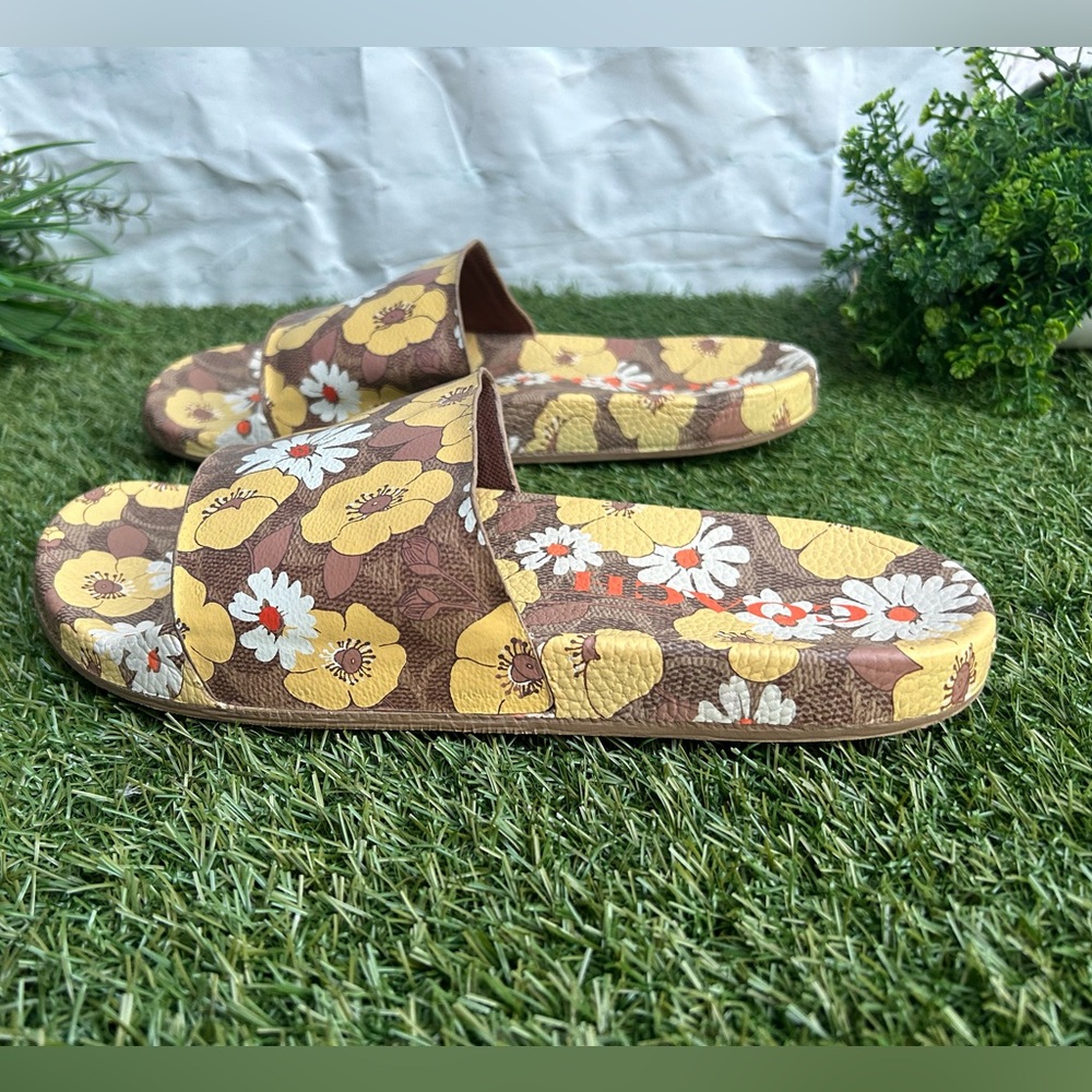 COACH 
Udele Sig Floral Sport Slide
Women size 10 NEW
$95.00
Color: Beige - Picture 13 of 16